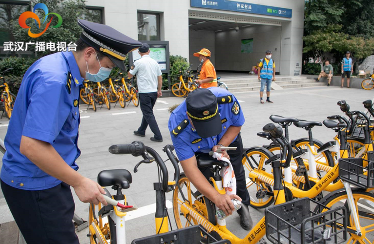 汉阳城管联合单车企业为共享单车提供搓澡服务